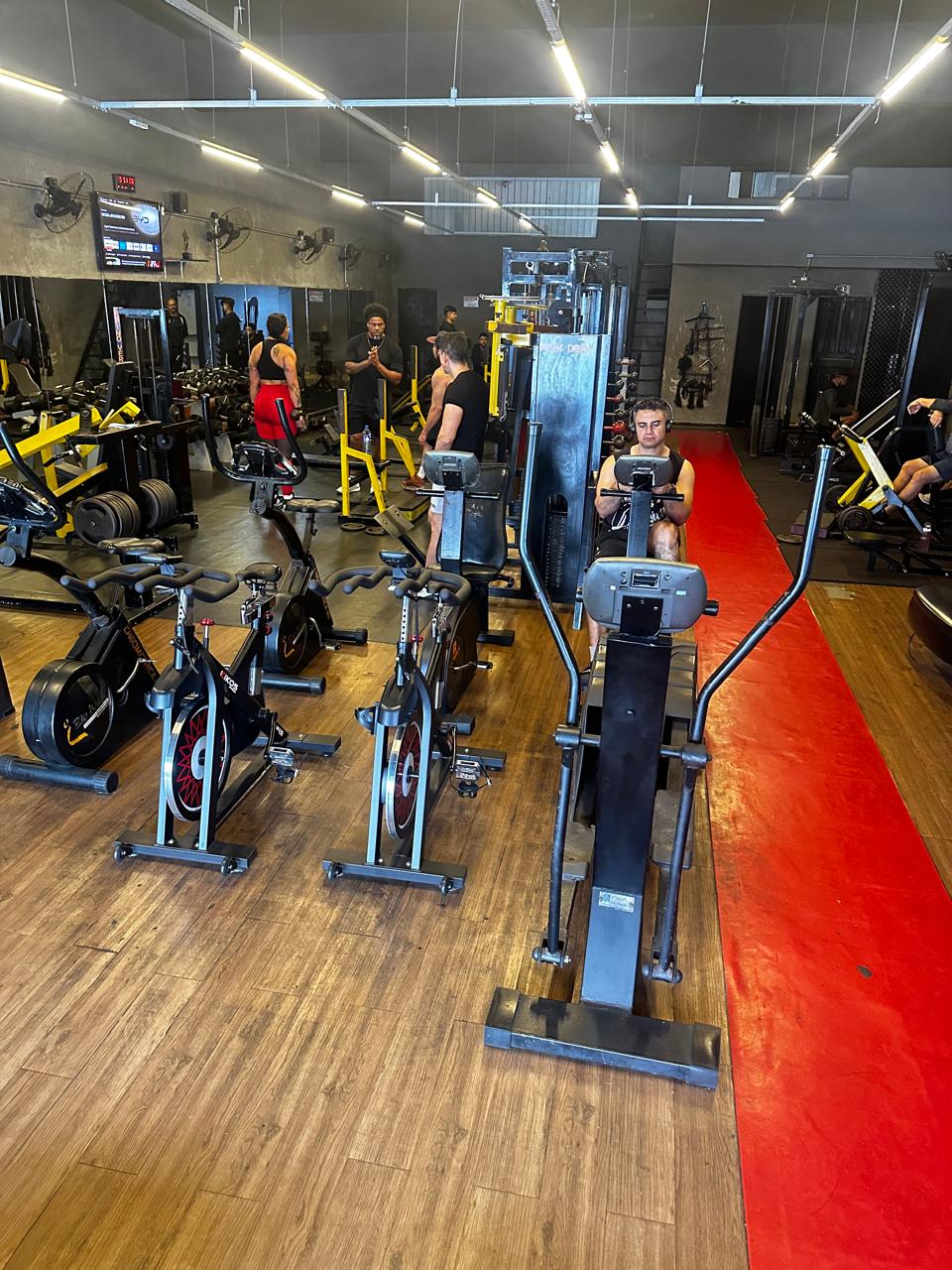 Área de cardio da Academia Status vista de outro ângulo